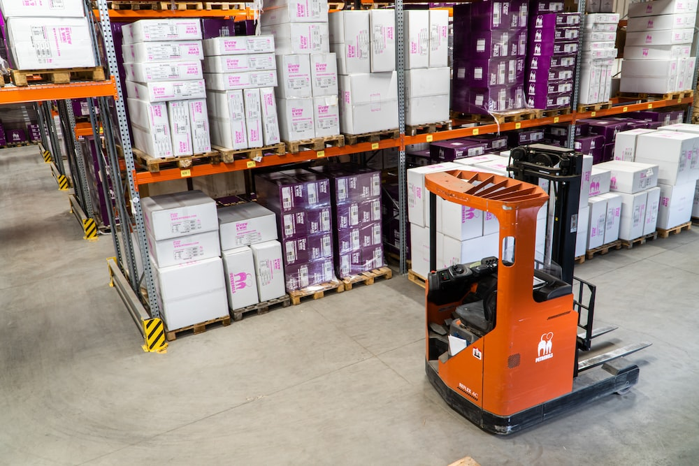5 Ways Material Handling Equipment Impacts Warehouse Efficiency