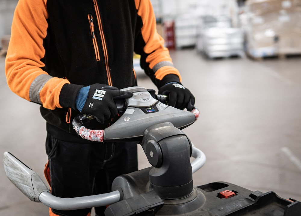 Automated vs. Manual Material Handling: What Is Best For Your Business?